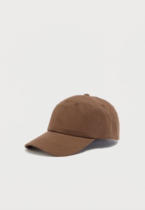 Gorra de béisbol de algodón marrón con visera curva, diseño de seis paneles y detalles cosidos. Sin logotipos ni patrones visibles.