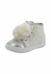 Sneaker metallizzata argento con tomaia beige testurizzata, caratterizzato da un vivace pom-pom crema e lacci bianchi, suola piatta in gomma.