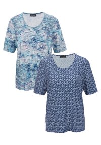 Deux T-shirts à manches courtes : l'un présente un motif abstract bleu, l'autre présente un design marine avec des accents blancs et des motifs répétés.