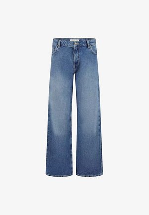 Niebieskie, wysokie dżinsy o szerokich nogawkach z zapięciem na guziki i zamek błyskawiczny, przednimi kieszeniami i szlufkami na pasek, pokazane na białym tle.