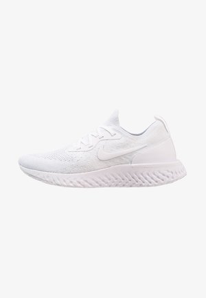 Bílé sportovní boty s pleteným svrškem, kulatou špičkou a strukturovanou podrážkou. Mají ploché tkaničky a vyztuženou patu.