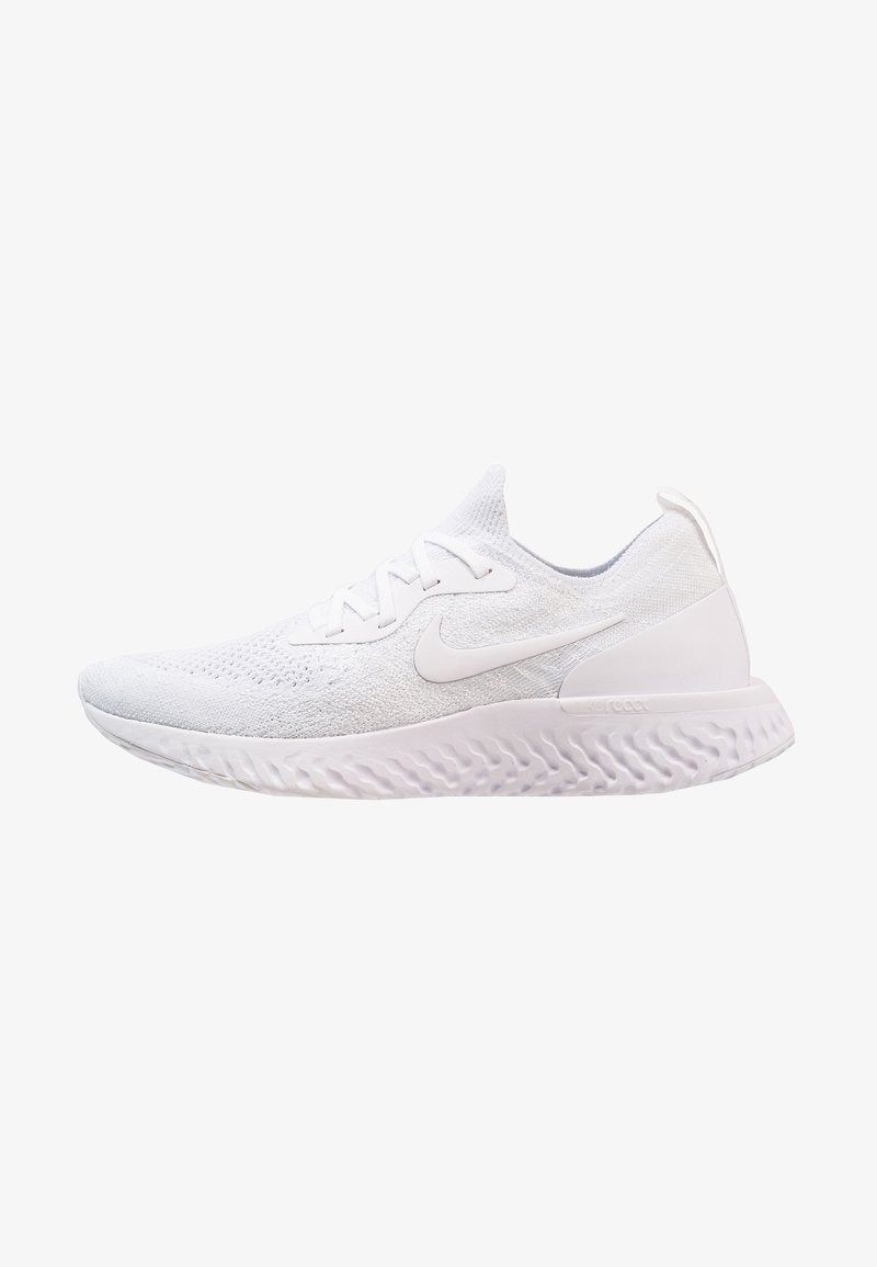 Zapatilla deportiva blanca con parte superior de punto, puntera redonda y suela texturizada. Presenta cordones planos y un contrafuerte reforzado en el talón.