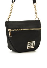 Borsa in nylon nera con zip dorata, tracolla a catena e un dettaglio quadrato del logo sulla parte anteriore. Design morbido e strutturato con un compartimento con zip.