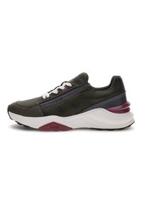 Sneakers mają ciemnooliwkową skórzaną cholewkę z wzorzystym panelem bocznym. Białe sznurówki, bordowy akcent na pięcie oraz gruba biała podeszwa.