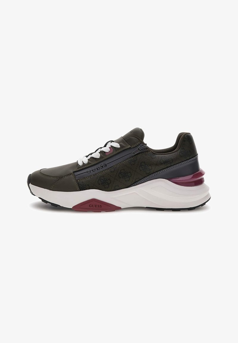 Sneakers mają ciemnooliwkową skórzaną cholewkę z wzorzystym panelem bocznym. Białe sznurówki, bordowy akcent na pięcie oraz gruba biała podeszwa.