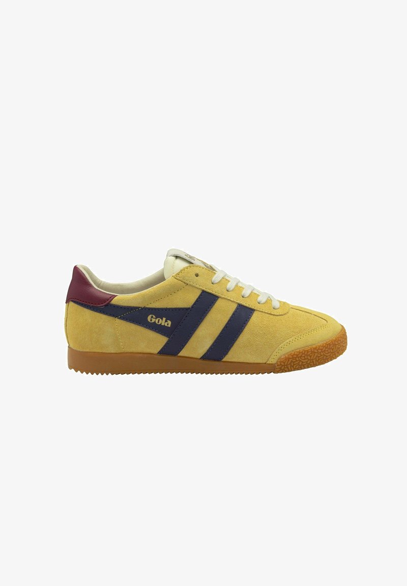 Sneakers in suede giallo con strisce blu, lacci bianchi e cappuccio del tallone bordeaux. Suola in gomma testurizzata e dettaglio del logo sul lato.