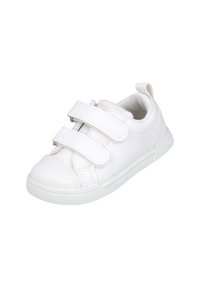 Zapatilla blanca con dos tiras de velcro, parte superior de sintético texturizado, suela de goma y una cinta en el talón. Diseño simple con acentos mínimos.