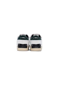 Sneaker bianche e verdi con accenti neri, materiale testurizzato, collare imbottito e accessori metallici sul tallone per una maggiore durata.