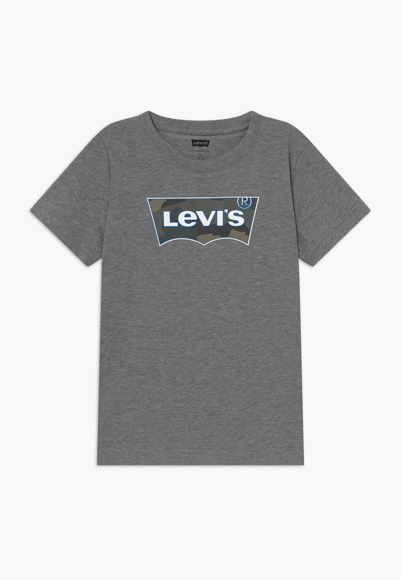 T-shirt gris à manches courtes avec un logo Levi's camouflage au centre de la poitrine. Aucun personnage ni objet supplémentaire visible.