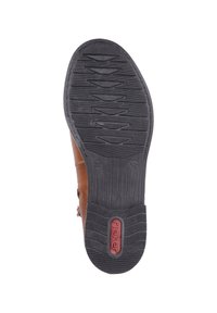 Semelle de chaussure en cuir marron avec caoutchouc noir texturé, présentant des rainures horizontales et un logo rouge. Taille 37 marquée sur la semelle.