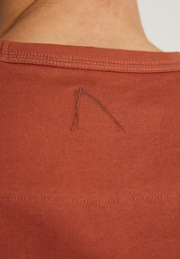 CHASIN' BASIC  AUTECH - Camiseta estampada - red
