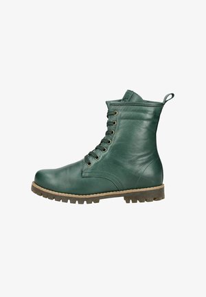 Bota de tobillo verde de cuero con cordones, suela marrón resistente y tira para tirar en la parte trasera, vista desde el lado exterior.