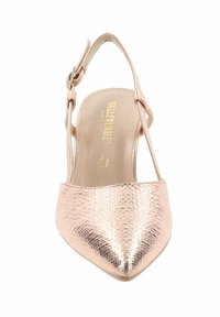 Scarpa slingback in pelle rosa oro con punta affusolata e finitura testurizzata. Presenta una fascia regolabile per una vestibilità sicura.