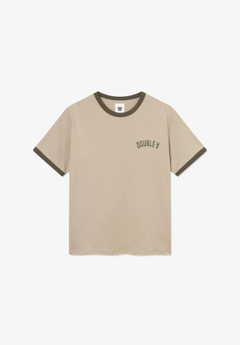 Beige Kurzarm-T-Shirt mit dunkelgrünem Rippkragen und Ärmelsäumen. Mit einem Frontdruck in Kontrastfarbe mit der Aufschrift "DOUBLE V".