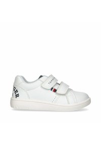 Sneaker bianca con finitura in pelle liscia, doppie cinghie in Velcro e accenti rossi e blu navy. Presenta la scritta "TOMMY" e "GARC" stampata sui lati.