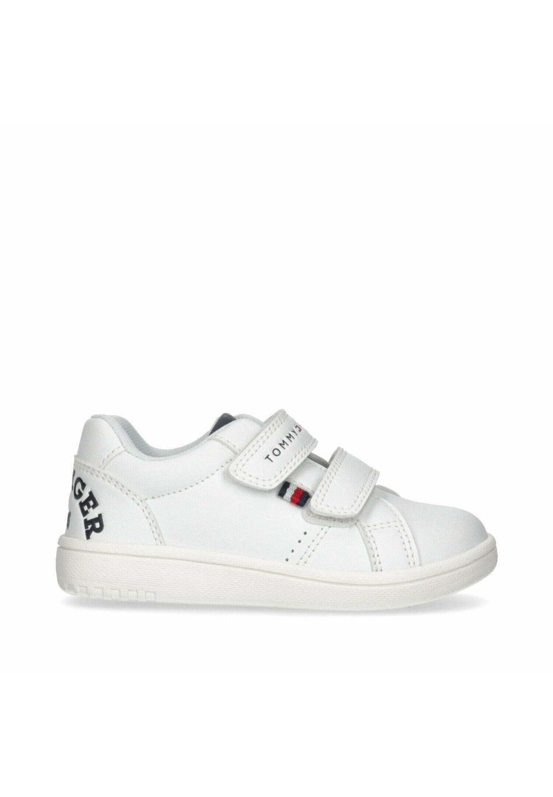 Sneaker bianca con finitura in pelle liscia, doppie cinghie in Velcro e accenti rossi e blu navy. Presenta la scritta "TOMMY" e "GARC" stampata sui lati.
