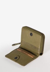 Olijfgroene leren portemonnee met rits, voorzien van kaarthouders, RFID-beschermingslabels en een gladde textuur. Inwendige details zichtbaar.