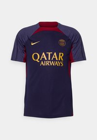 Camiseta de fútbol Nike en tonos púrpura y marrón, con mangas cortas, cuello redondo y el logo de "QATAR AIRWAYS" en dorado en la parte frontal.