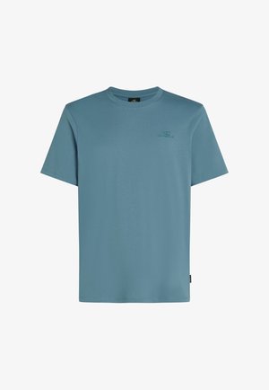 Helles blaues Baumwoll-T-Shirt mit Rundhalsausschnitt, kurzen Ärmeln und einem kleinen Logo in einer dunkleren Farbnuance auf der Brust.