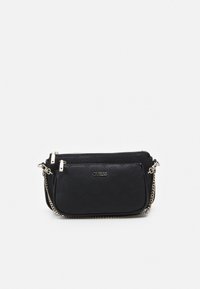 Sac bandoulière synthétique noir avec motif de logo en relief, deux compartiments zippés et une bandoulière en chaîne argentée. Design compact et rectangulaire.