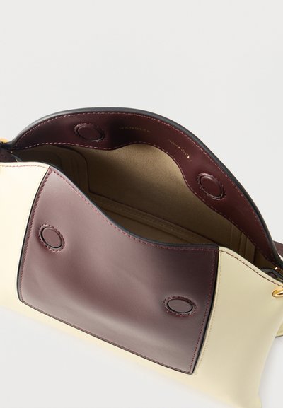 Τσάντα χειρός από δέρμα σε κρεμ και βουργουνδί με μαγνητικό κούμπωμα, εμφανίζοντας ανοιχτή εσωτερική θήκη με θέσεις για κάρτες και επένδυση από σουέτ.