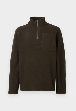 Brauner Fleece-Pullover mit hohem Kragen, halbem Reißverschluss und Brusttasche. Weiche Textur und lockere Passform, mit langen Ärmeln.