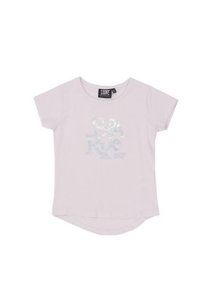 T-shirt rose pâle à manches courtes, avec une encolure arrondie, un ourlet incurvé et des lettres argentées sur le devant.
