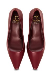 Décolleté in pelle bordeaux a punta con una finitura liscia, caratterizzate da un taglio basso e una soletta imbottita, visualizzate dall'alto.