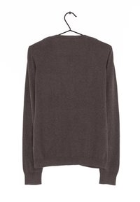 Mörkgrå långärmad tröja med rund halsringning och ribbade ärmslut, hängande från en svart krok mot en vit bakgrund.