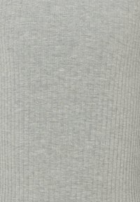 Tessuto a maglia grigio rigato con linee verticali e un aspetto morbido e testurizzato.