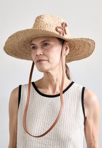 MONOGRAM EMBELLISHED FEDORA HAT - Hat - natural