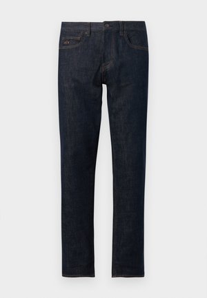 Mørkeblå denim jeans med lige ben-design, der har en knaplukning, fem lommer og orange stikninger som accent.