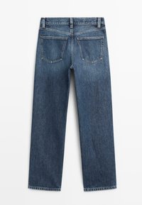 Donkerblauwe denim jeans met een rechte snit, vijf zakken en zichtbare stiksels langs de tailleband en zakken.