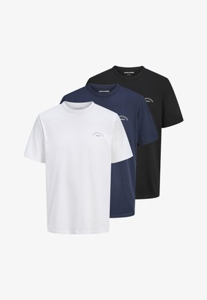 Τρία κοντομάνικα T-shirts Jack & Jones με στρογγυλή λαιμόκοψη σε λευκό, σκούρο μπλε και μαύρο, το καθένα με μικρό λογότυπο με κείμενο στο αριστερό μέρος του στήθους.