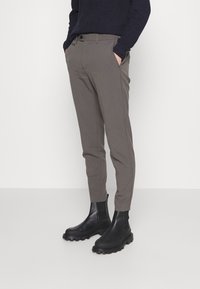 Lindbergh - SLIM FIT CLUB PANTS - Chinot - deep olive Pienoiskuva 1