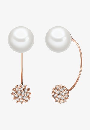 Pendientes de oro rosa que presentan grandes perlas blancas y un racimo decorativo y texturizado de pequeñas piedras claras en la base de cada perla.