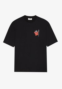 Sort bomulds t-shirt med korte ærmer, der har et rødt madbeholdergrafik og hvid tekstdesign på venstre brystområde.