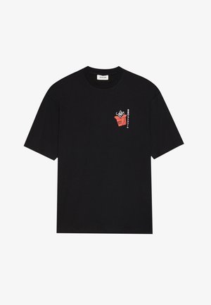 Czarny bawełniany t-shirt z krótkim rękawem, z czerwonym graficznym wzorem pojemnika na jedzenie oraz białym napisem po lewej stronie klatki piersiowej.