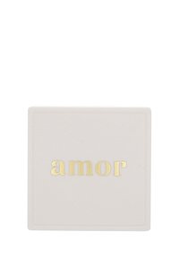 Objeto cuadrado de color rosa pálido que presenta la palabra "amor" en letras doradas en relieve, con una textura suave y un diseño de borde simple.