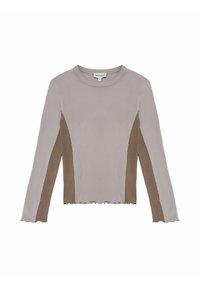 Langsleeve top van zachte ribstof, met een lichtgrijze basis en contrasterende bruine zijpanelen en een gegolfde zoom. Klassieke ronde halslijn.