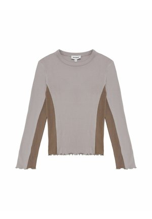 Langärmliges Oberteil aus weichem Rippstoff, mit einem hellgrauen Körper und kontrastierenden braunen Seitenpaneelen sowie einem gewellten Saum. Klassischer Rundhalsausschnitt.