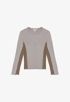 Langärmliges Oberteil aus weichem Rippstoff, mit einem hellgrauen Körper und kontrastierenden braunen Seitenpaneelen sowie einem gewellten Saum. Klassischer Rundhalsausschnitt.