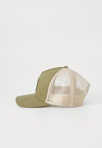 Olivenfarget caps med strukturert front og mesh bak, med buet skjerm og stikninger.