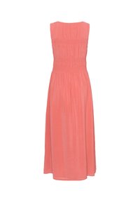 Robe midi corail sans manches avec des détails froncés à la taille et au corsage, avec une jupe fluide et un col rond.