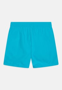 Shorts de bain turquoise avec une taille élastique, fabriqués en matériau lisse, présentant des lignes épurées et sans motifs ni pièces métalliques visibles.
