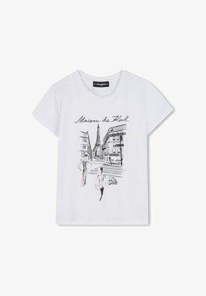 T-shirt blanc à manches courtes avec un croquis noir des rues parisiennes et des personnages, accompagné du texte "Maison de Karl" au-dessus du design.