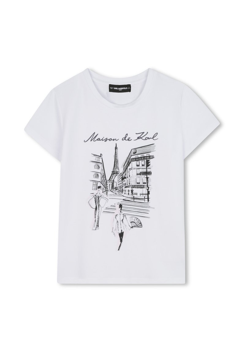 T-shirt blanc à manches courtes avec un croquis noir des rues parisiennes et des personnages, accompagné du texte "Maison de Karl" au-dessus du design.
