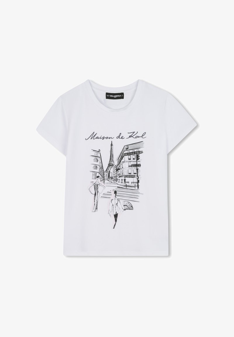 T-shirt blanc à manches courtes avec un croquis noir des rues parisiennes et des personnages, accompagné du texte "Maison de Karl" au-dessus du design.