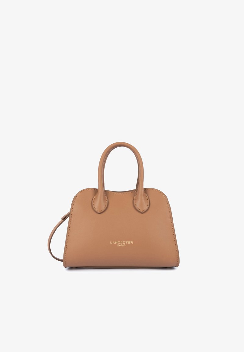 Sac à main en cuir beige avec deux anses et logo doré "Lancaster Paris" sur le devant, fond blanc.