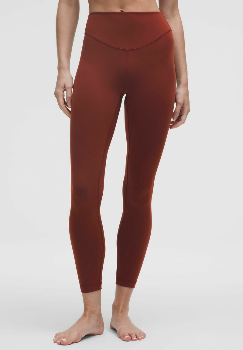 Bordó leggings magas derékkal, sima textúrával és testesített kialakítással. Finom varrás jellemzi, elegáns megjelenést biztosít.